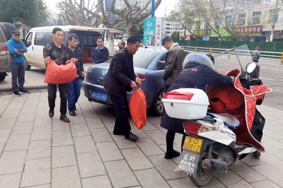 罗平烟草分公司机关干部职工踊跃购买扶贫产品，大额资金彰显责任担当